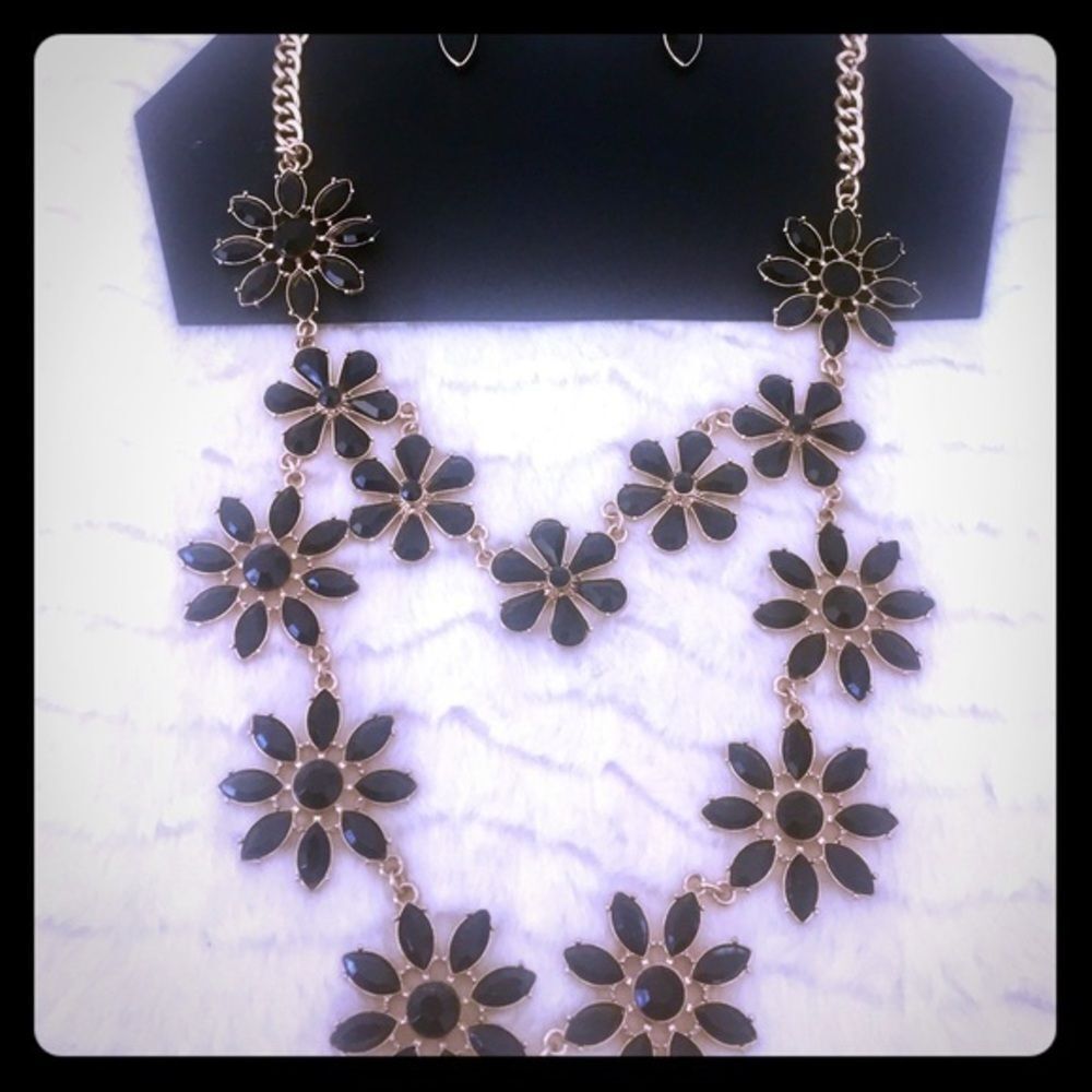 Gold and Black Necklace Set‎